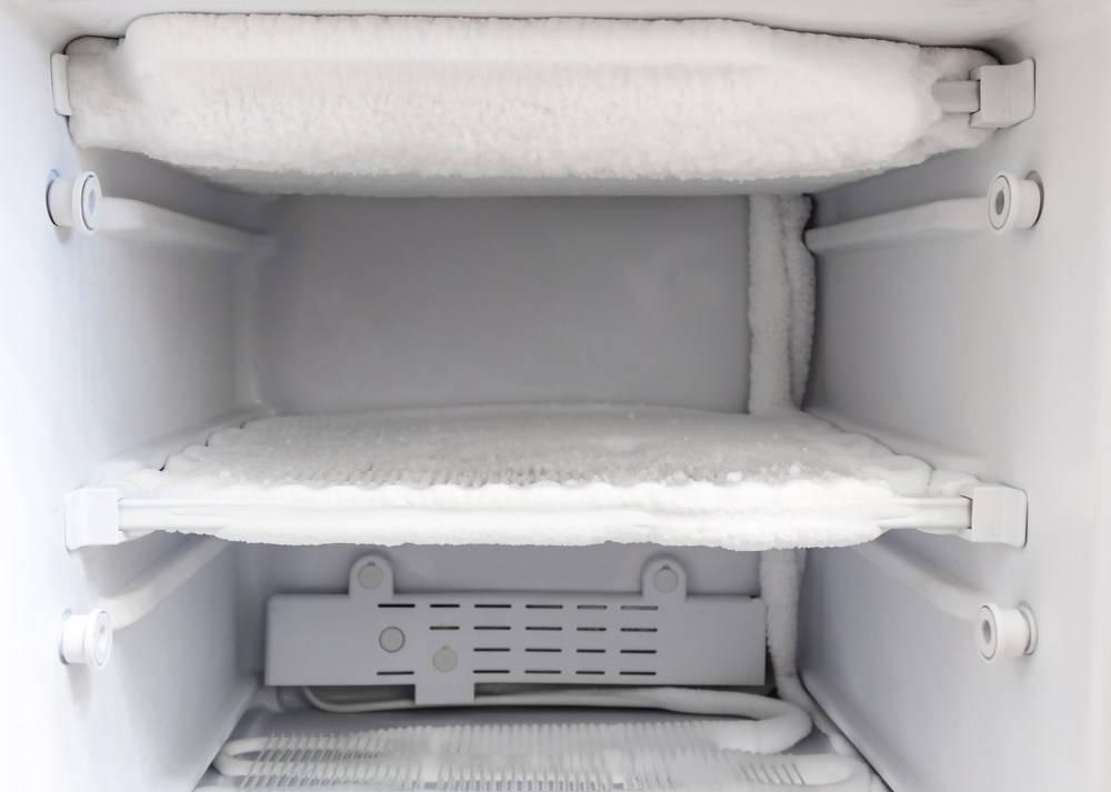 冷凍庫の霜取り時短方法！霜がつく原因と防ぐ方法